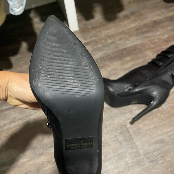 Sleek Black Heeled Boots for Women - Picture 4 of 4